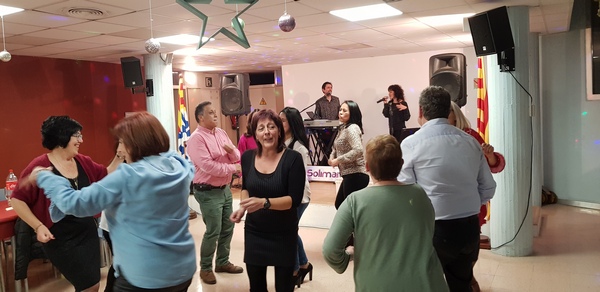 20 de junio: Duo Solimar orquesta grupo musical cantando en directo en la fiesta para la gente mayor en la residencia Sant Jordi de Cornellà de Llobregat (Barcelona)