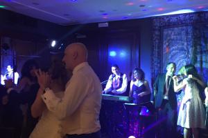 Música cantada en directo, música instrumental, Ball y gran Fiesta en directo super marchosa y servicio de DJ para bodas