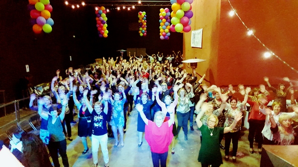 Gran éxito de asistencia a los bailes del día internacional de las mujeres.